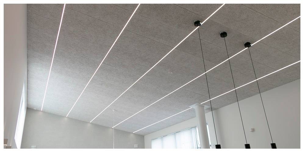 Les bandes d'éclairage LED peuvent être utilisées comme lignes dans le plafond.