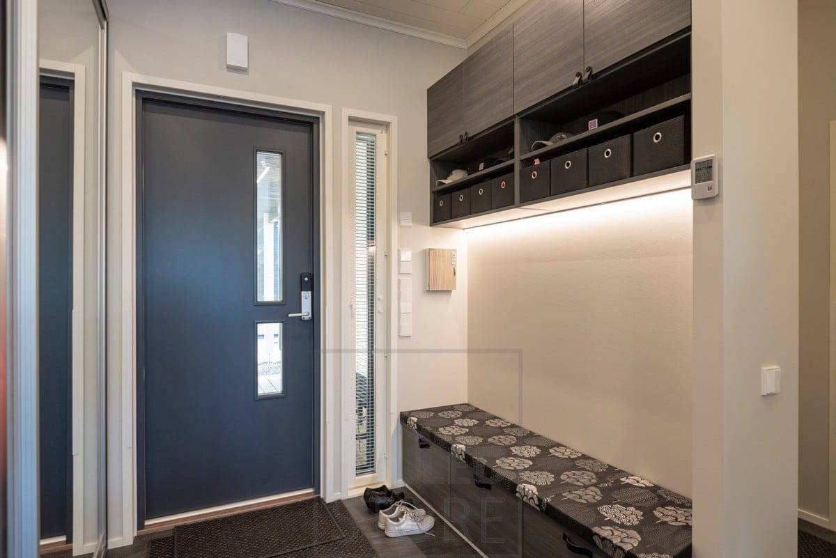 A l'entrée du couloir, au-dessus du banc, bande LED dans une surface à profil bas. Ledstore.fi 