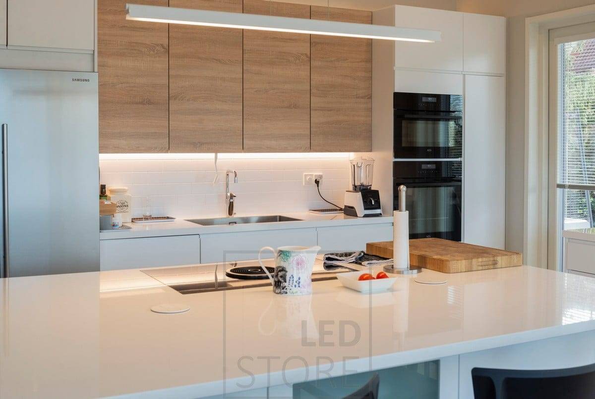 les éclairages à led pour la cuisine fonctionnent bien dans l'espace situé sous les armoires