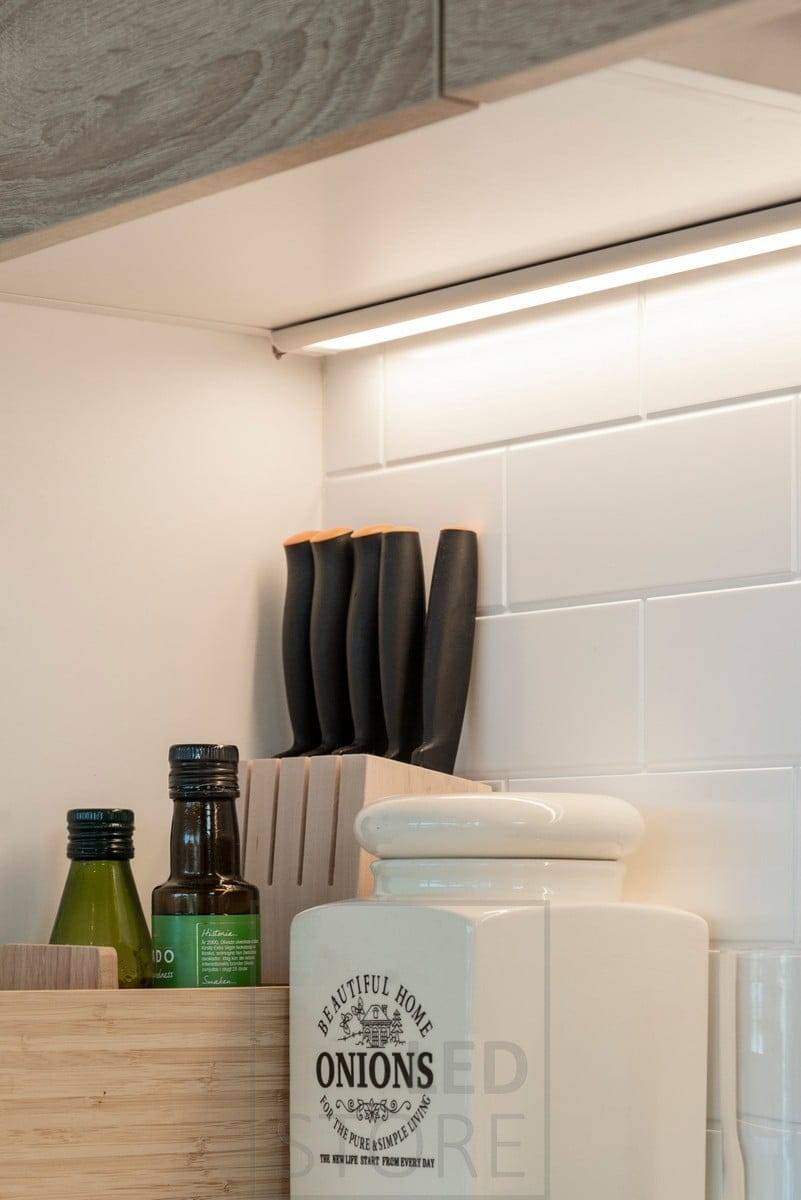 L'éclairage du plan de travail de la cuisine est ici assuré par un profilé de surface SLIM 2 pour une à deux barrettes montées sur le bord arrière.