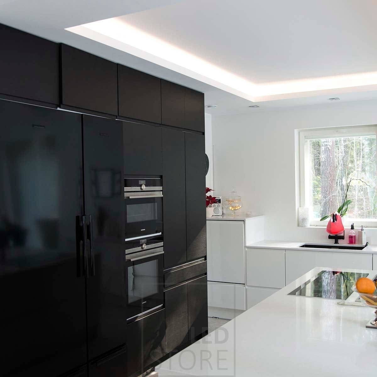 Dans la cuisine, lumière indirecte circulant dans la boîte de tirage. 3000k vs 4000k a été choisi pour la lumière 4000k. Ledstore.fi