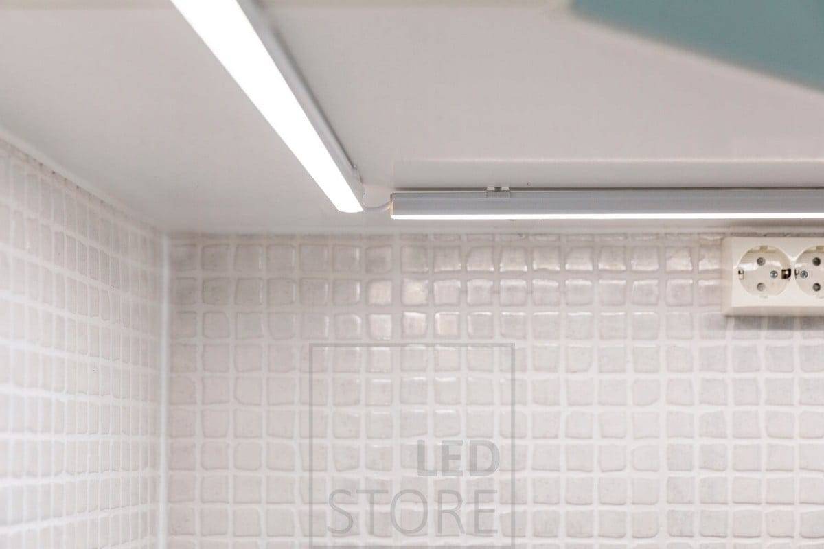 Gros plan sur l'éclairage LED du plan de travail. Le profilé de surface le plus haut est équipé d'une bande de LED à l'intérieur, le fil coudé permet un placement un peu plus libre des profilés.  Ledstore.fi