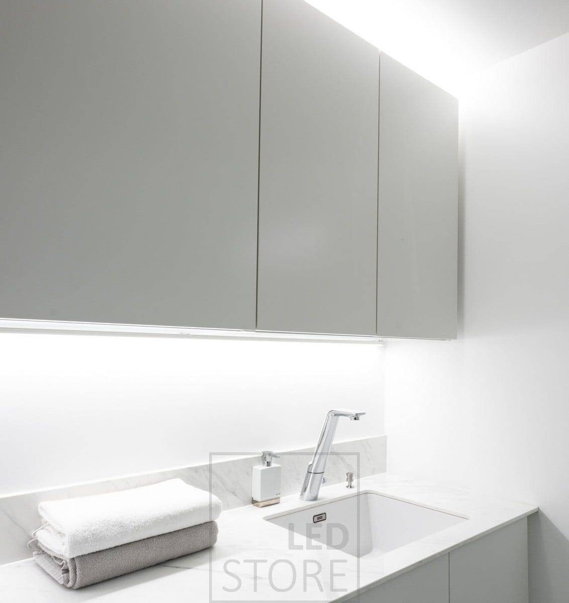 Bande LED dans l'angle pour apporter de la lumière au niveau, bande LED sur le dessus des armoires pour créer une lumière indirecte. Ledstore.fi