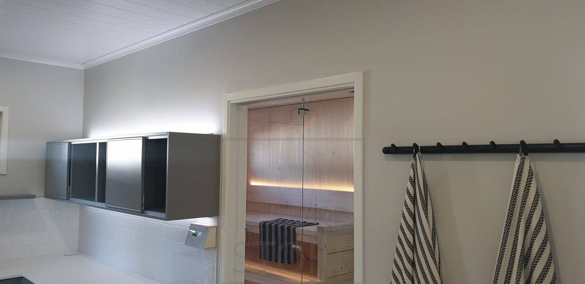 Dans le sauna, le dossier est équipé d'une bande LED qui diffuse une lumière d'ambiance vers le haut et sous le plafond vers le bas. Lumière douce et indirecte. Ledstore.fi
