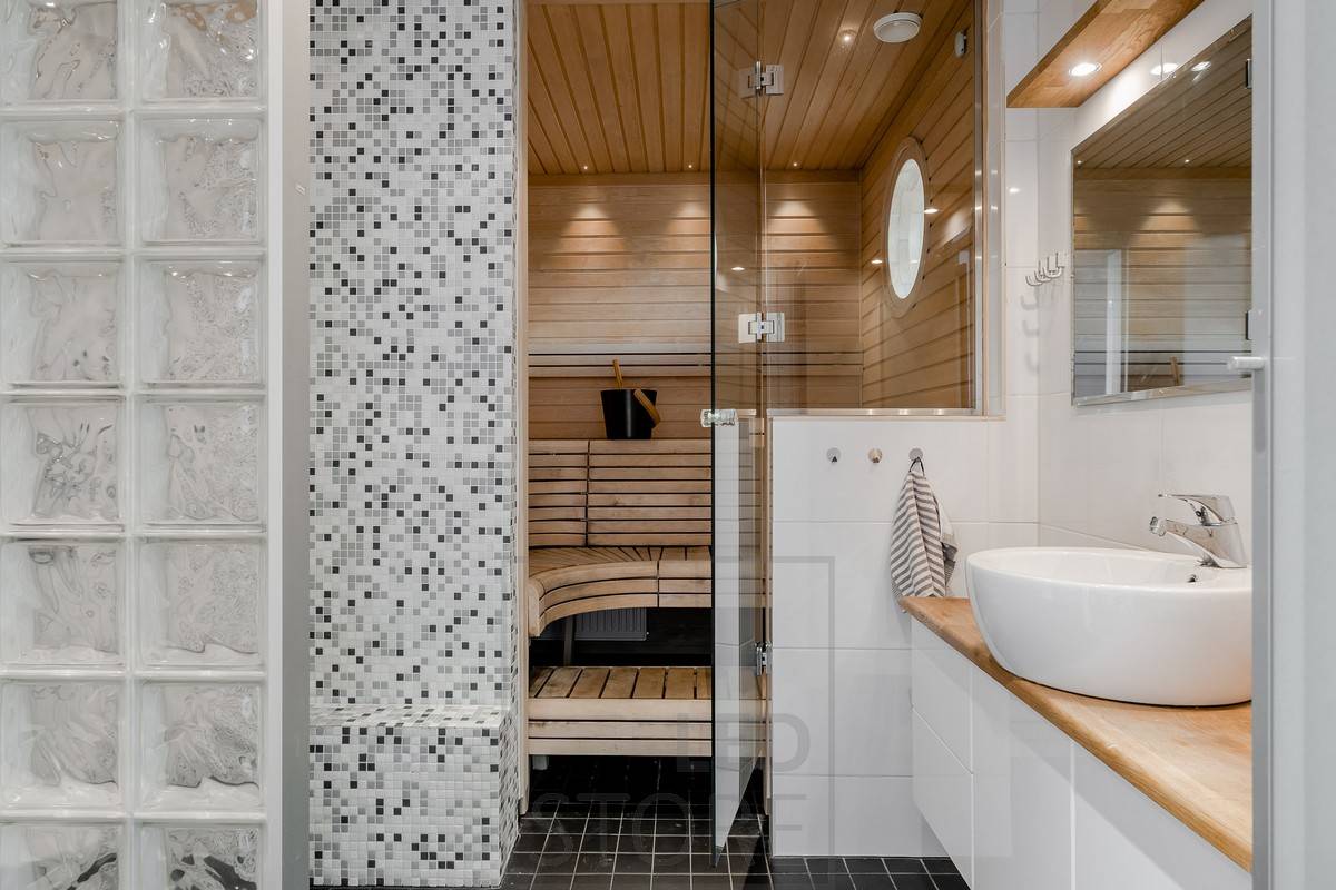 Éclairage du sauna Créatif et polyvalent, ce sauna utilise de petits projecteurs au plafond de la salle de sauna, le long du mur.