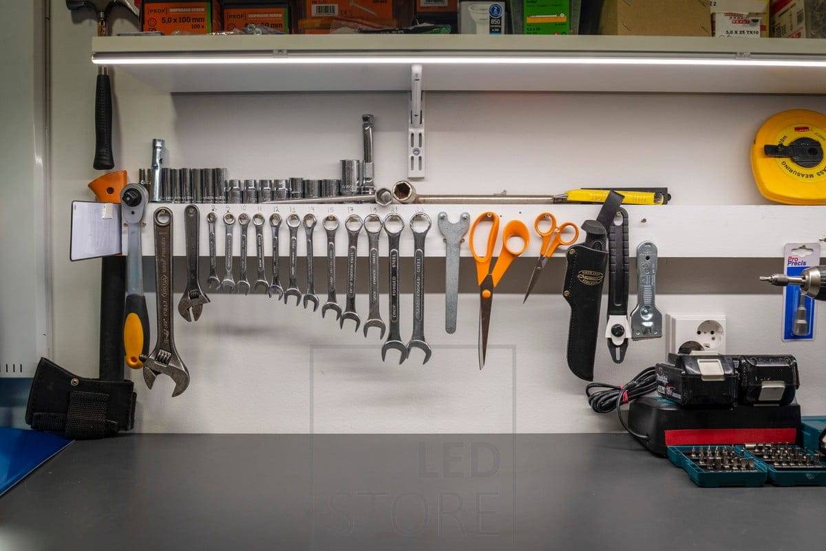 Ruban de leds à profil bas pour éclairer le poste de travail et les outils. Ledstore.fi  
