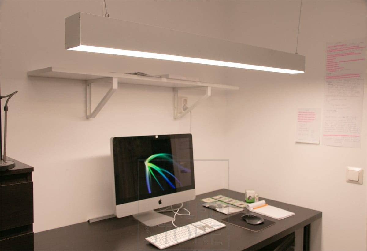 Un poste de travail surmonté d'une lampe suspendue.