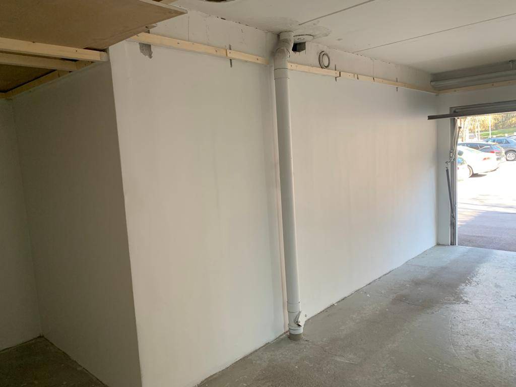Rénovation du garage avec peinture en cours