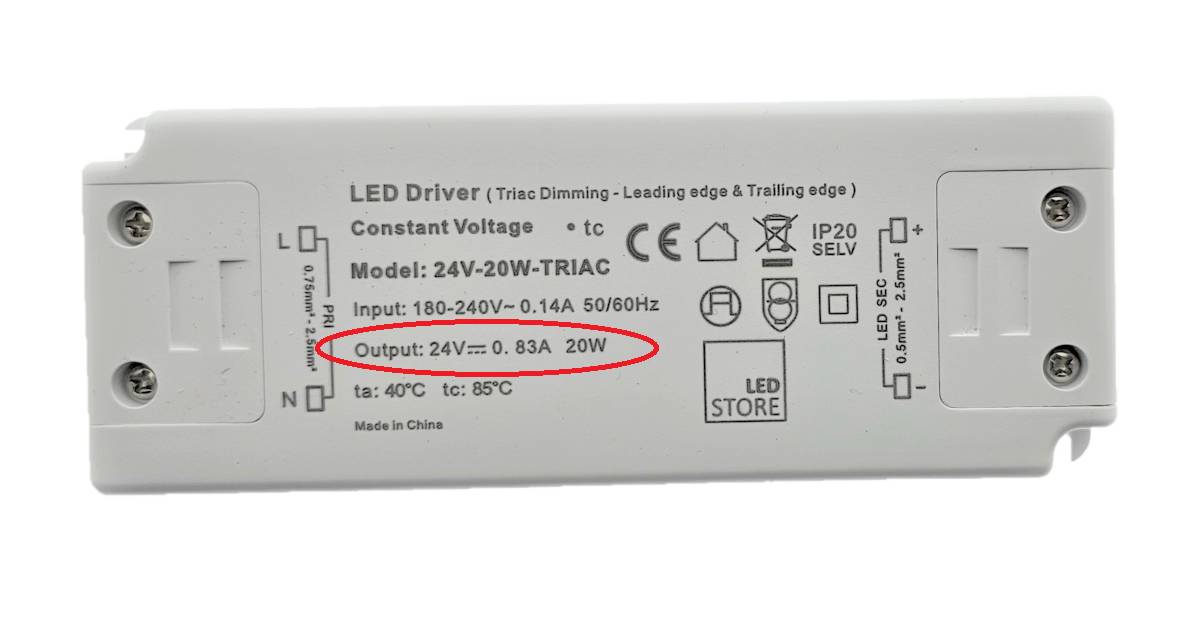 La bande LED clignote si le transformateur n'est pas assez puissant