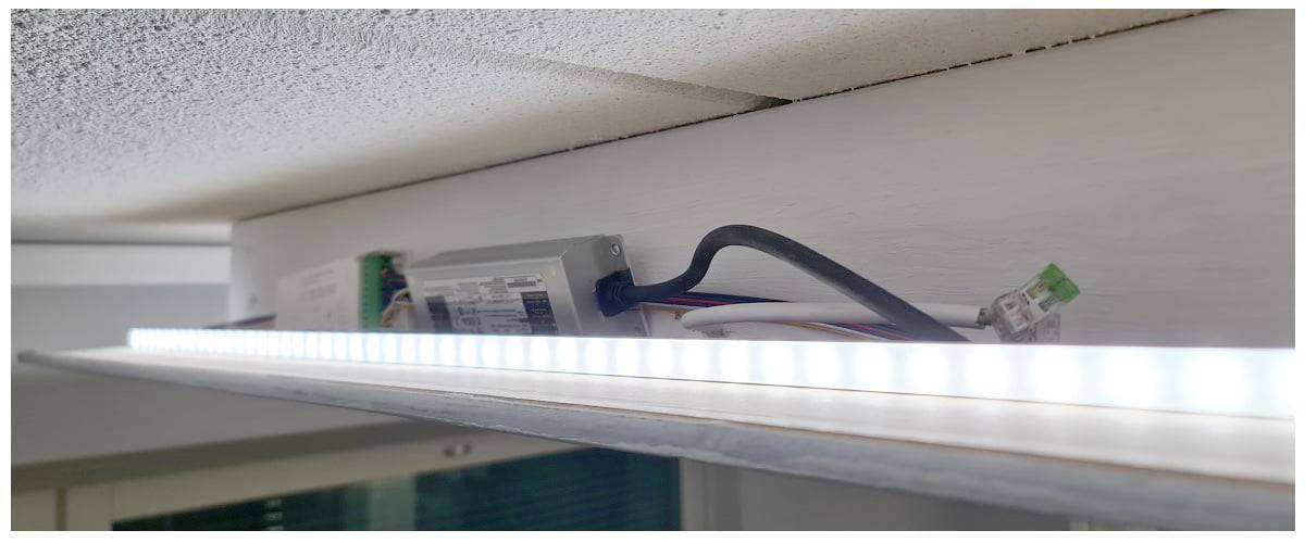 Changeurs sur étagère, plafond abaissé et bandeau lumineux