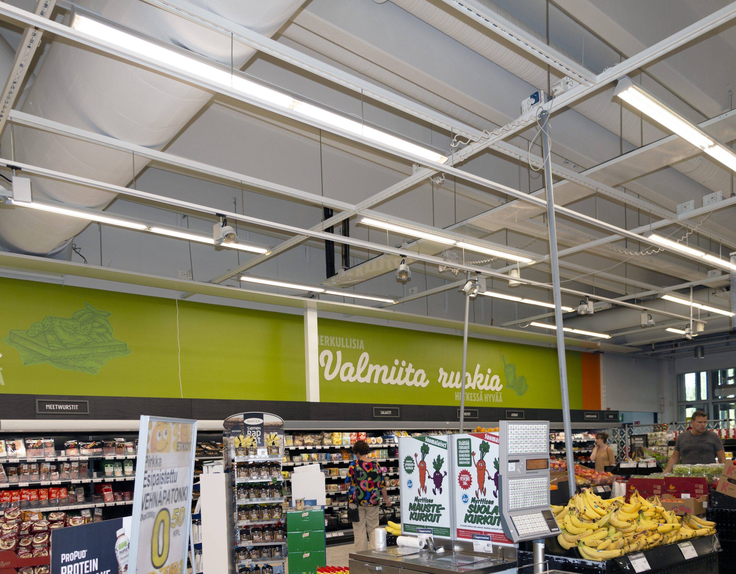 Un éclairage agréable, efficace et uniforme dans une épicerie avec des tubes LED. Ledstore.fi