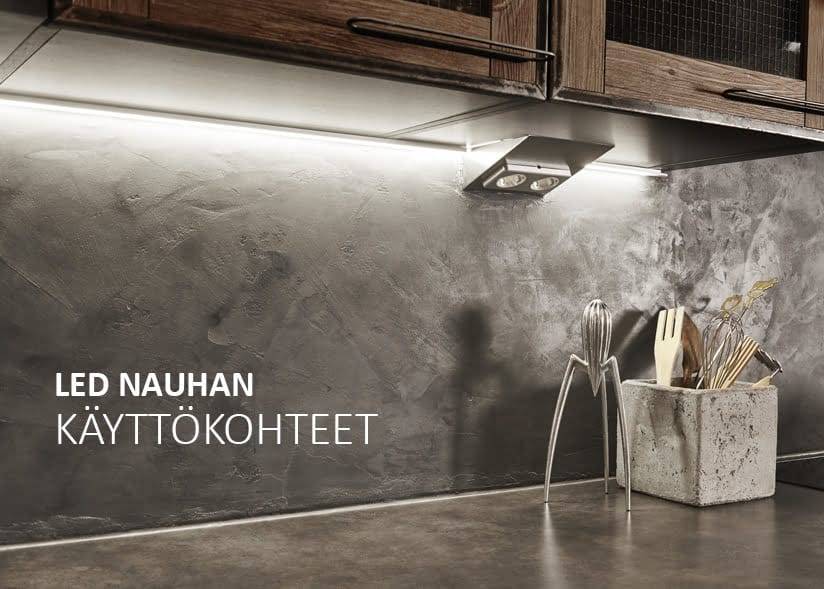 Des bandes LED sous le meuble éclairent le plan de travail de la cuisine moderne, mettant en valeur le fond sombre et les couverts en bois. Texte.