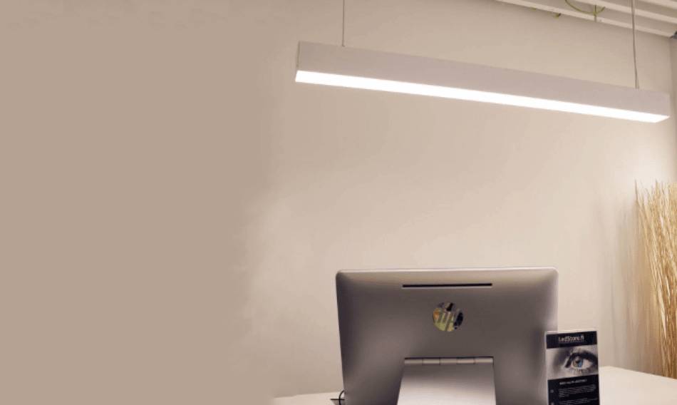 La lampe de travail crée une lumière uniforme pour le travail