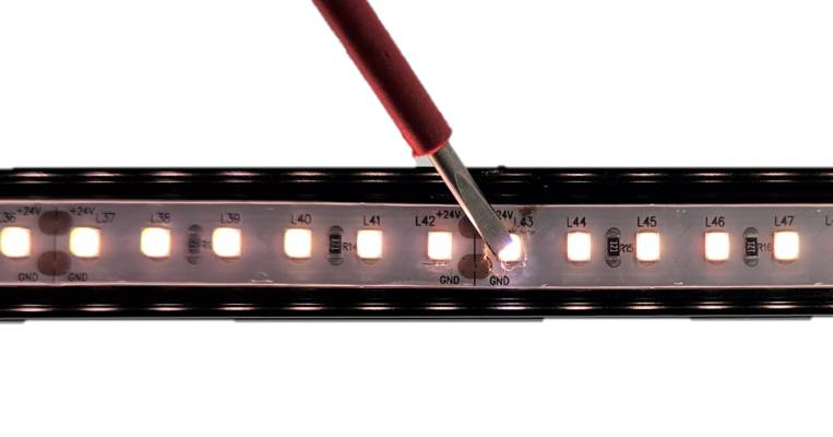 Appuyez sur le circuit LED défectueux pour révéler sa soudure défectueuse.