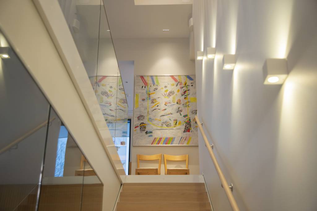 Luminaires muraux à éclairage vers le haut et vers le bas XL Cubic, CCT pour l'éclairage de l'escalier, LINJA5 pour l'éclairage de la table © LedStore