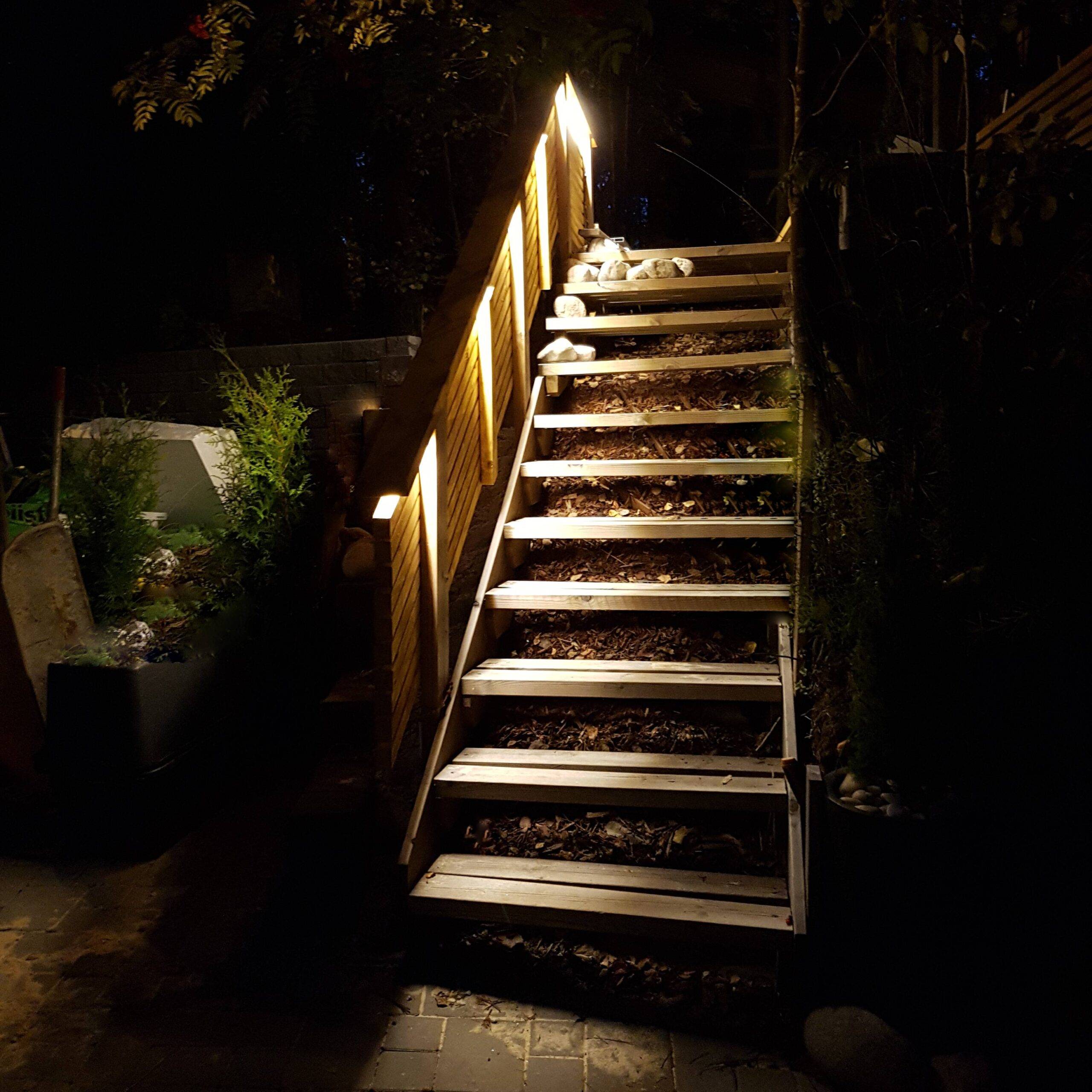 Bande lumineuse à leds sur la rampe d'escalier en bois