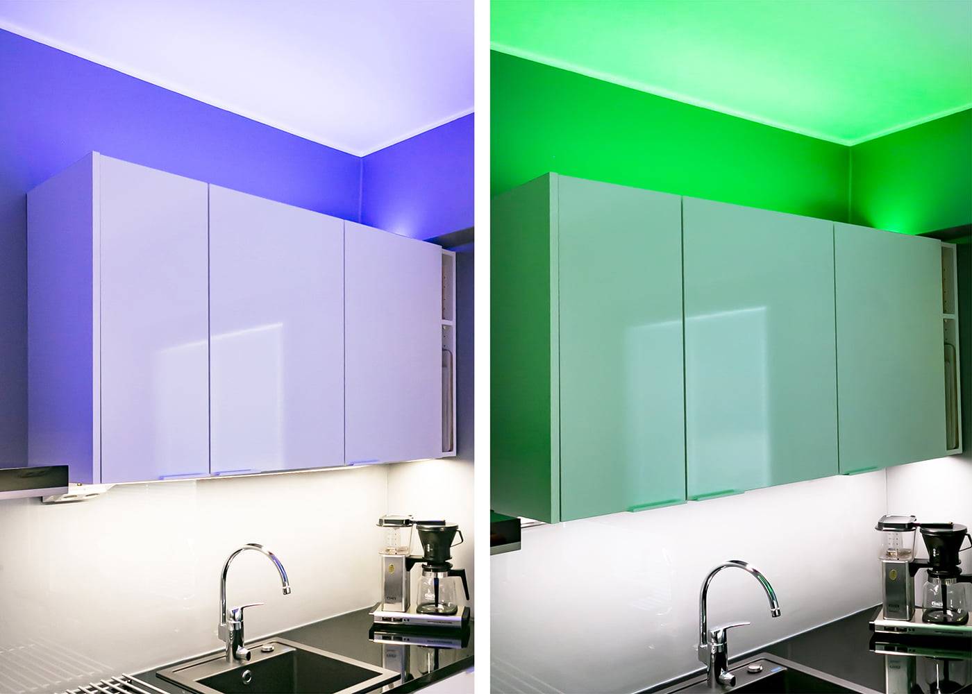 Image fractionnée de deux armoires de cuisine : éclairage LED bleu à gauche, vert à droite. Comprend des armoires blanches, des robinets en métal et des cafetières sur le comptoir.