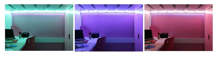 Lumière colorée avec des jeunes sous la table