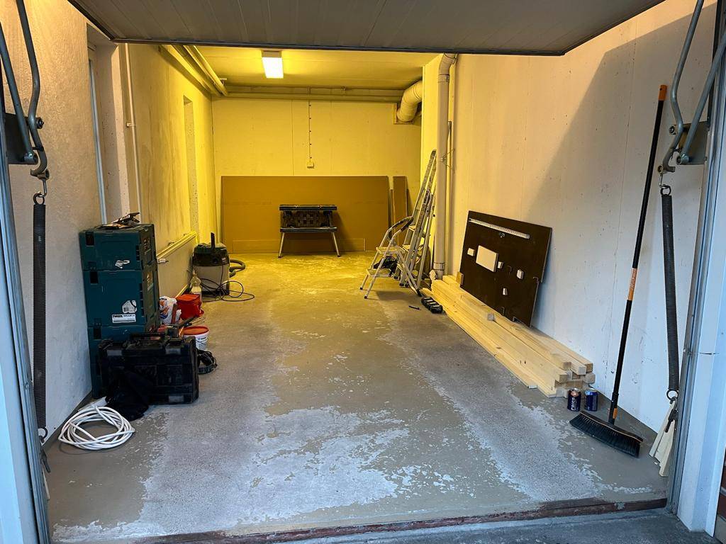 Les lumières du garage restent allumées - la rénovation commence