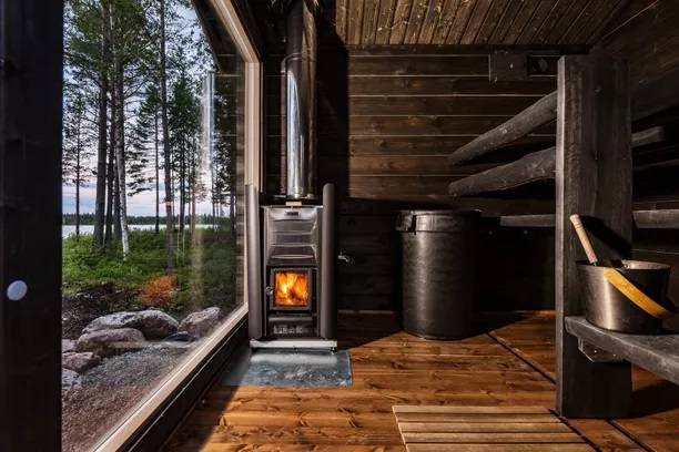 Le sauna noir a besoin de beaucoup de lumière. La photo montre une fenêtre murale dans un sauna noir.
