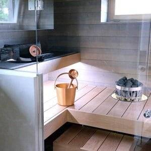 Dans le sauna, l'éclairage LED peut être réalisé à l'aide d'une bande, à condition qu'elle soit installée suffisamment bas.