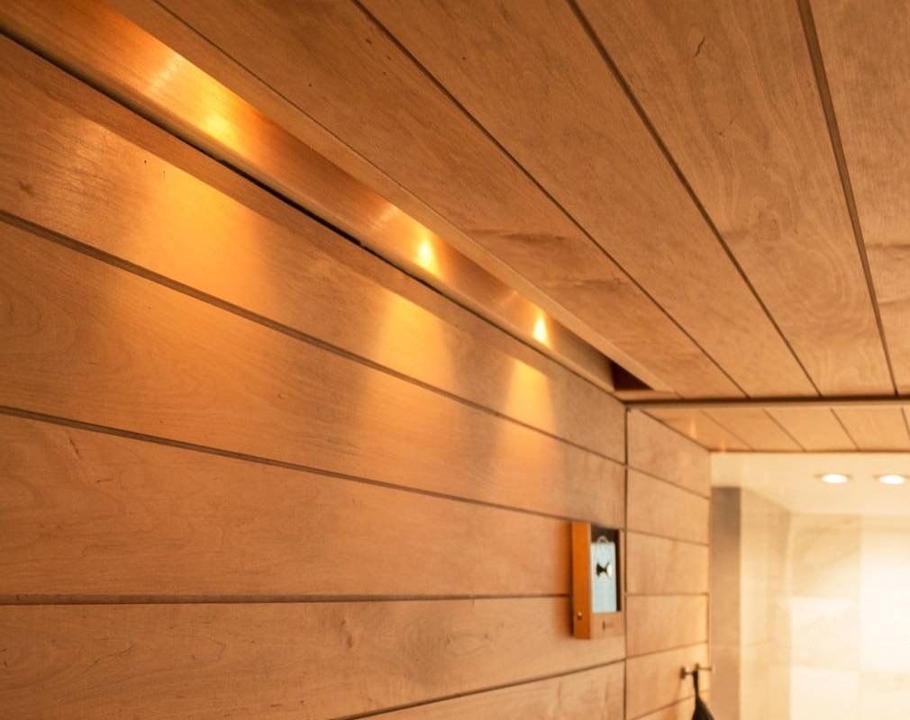 Éclairage du sauna illustré avec des taches sur les bords de la partie rétractée.