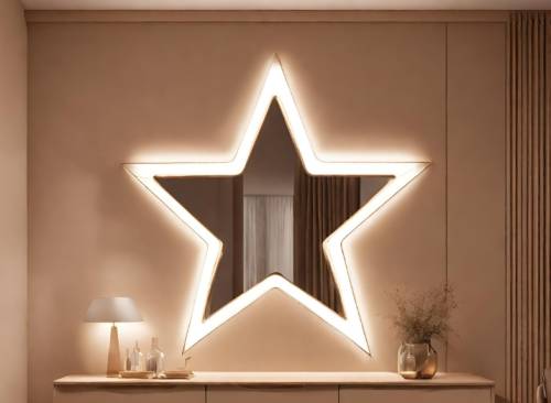 La magie d'un miroir lumineux - faites votre choix Le mur beige est orné d'un miroir en forme d'étoile éclairé par les bordures LED de LedStore.fi. La partie inférieure est une console de couleur claire sur laquelle se trouvent une lampe, deux petites bouteilles et un vase de plantes séchées. La pièce est décorée dans une palette de couleurs neutres.