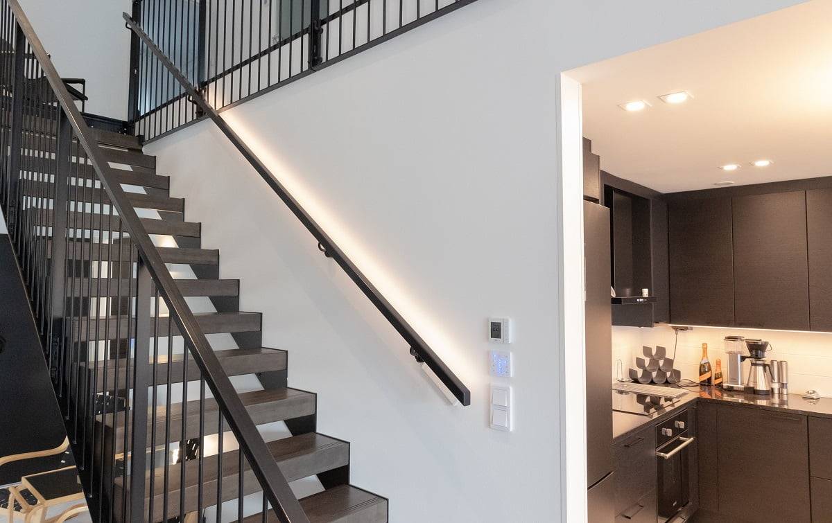 Contrôle de l'éclairage par LED - comment gérer l'éclairage à la maison ou au travail Contrôle de la lumière par LED La bande de LED sur l'escalier fournit la température de couleur appropriée à l'atmosphère. De plus, la bande est réglable en intensité. ©LedStore