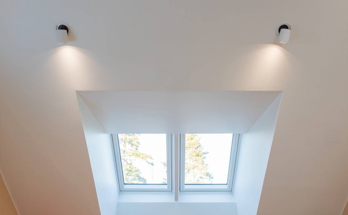 A l'étage, deux appliques directionnelles sur le mur de la pièce au plafond incliné.