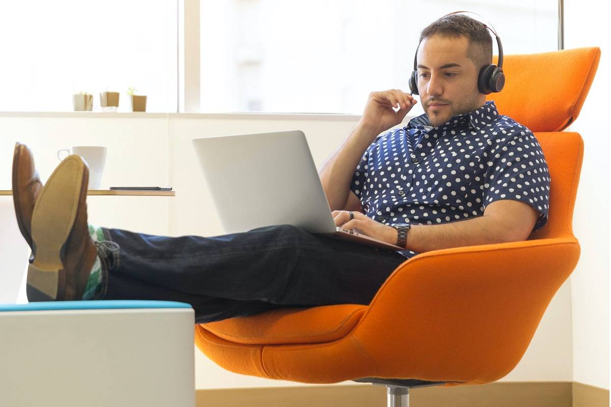 Éclairage des lieux de travail - Comment la conception de l'éclairage peut-elle améliorer la productivité sur le lieu de travail ?