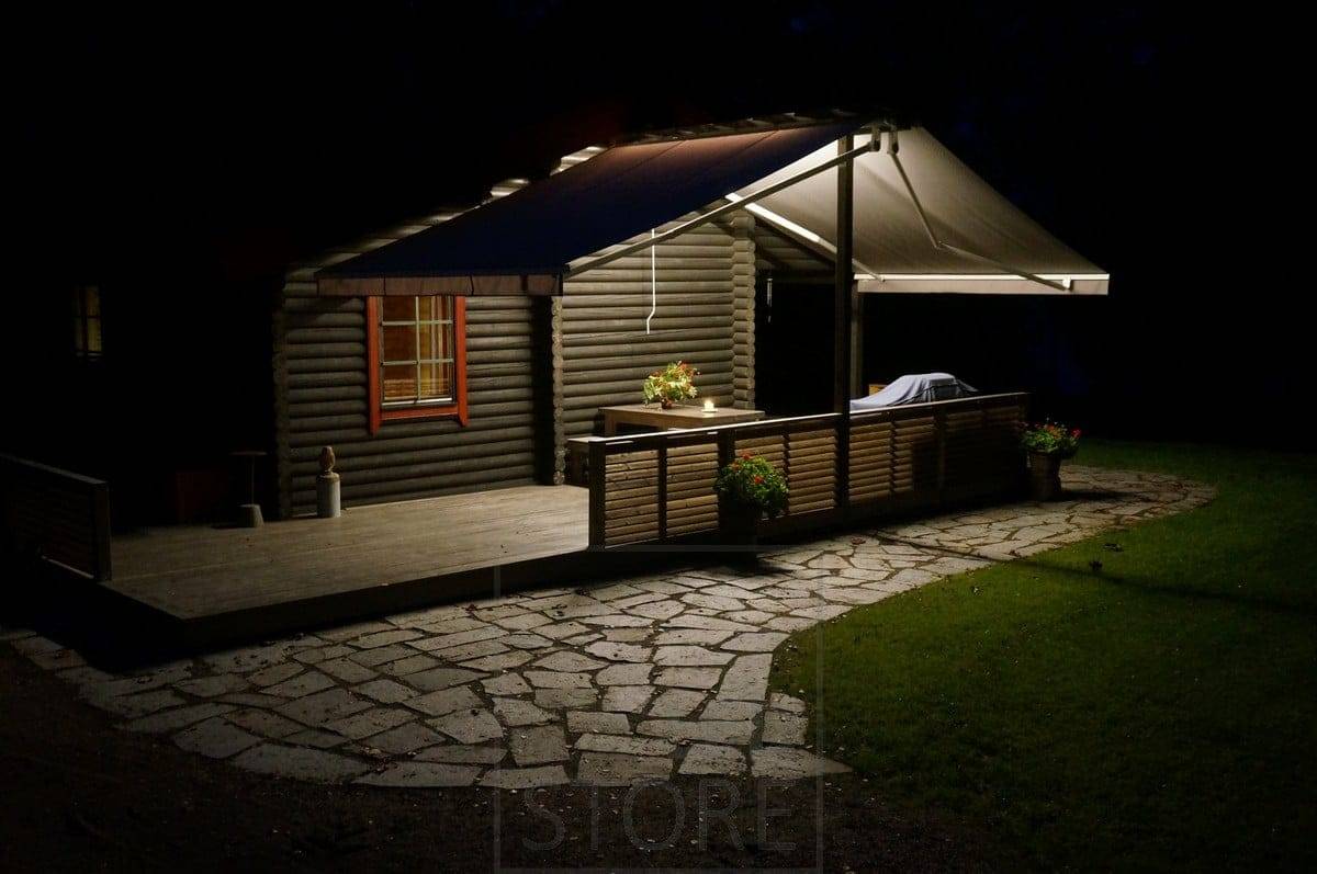 Eclairage extérieur - Comparaison de différents luminaires d'extérieur Au milieu de l'auvent, une bande LED éclaire la terrasse d'un éclairage général d'ambiance. Ledstore.fi