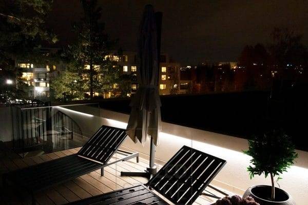 Sous la rampe d'éclairage de la terrasse, une bande de LED éclaire indirectement la terrasse.