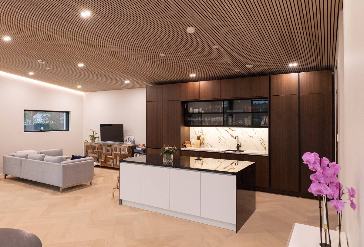 Une solution d'agencement à double point pour le salon-cuisine ouvert permet de doubler la quantité de lumière.