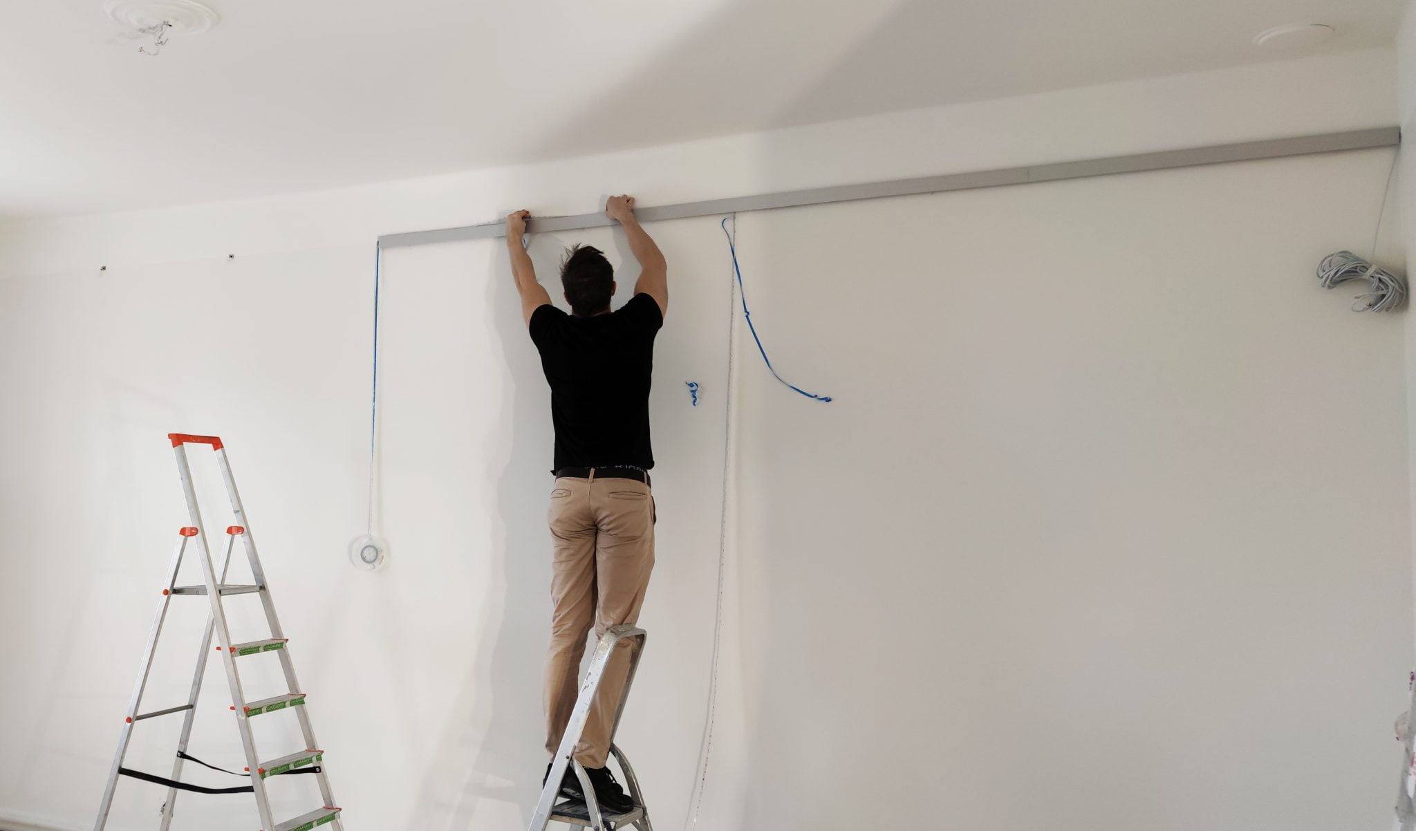 Installation d'un luminaire à diodes électroluminescentes sur le mur