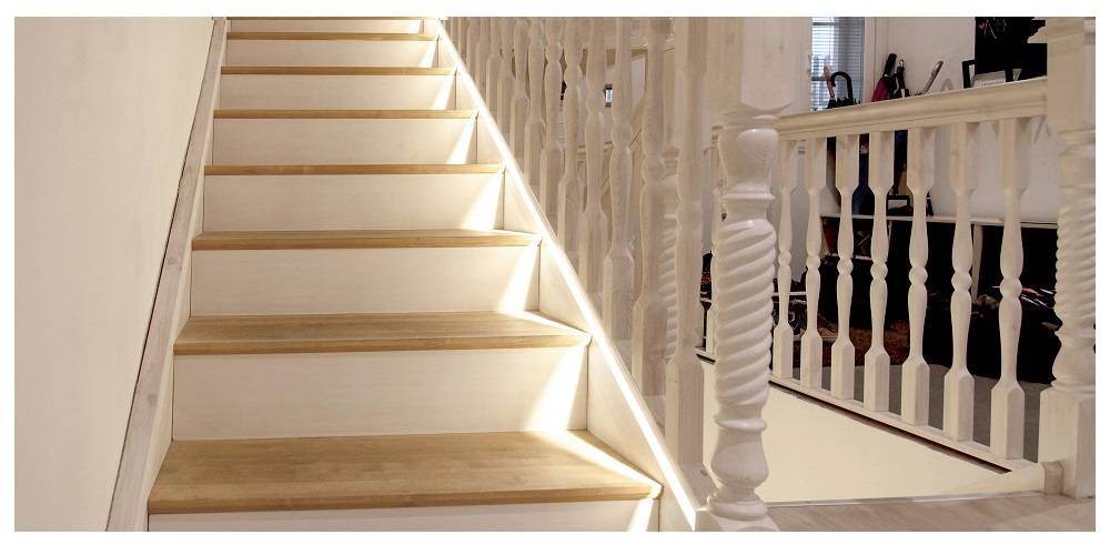 le bon type d'éclairage pour l'escalier - avec la bande LED, la lumière est répartie uniformément sur l'escalier