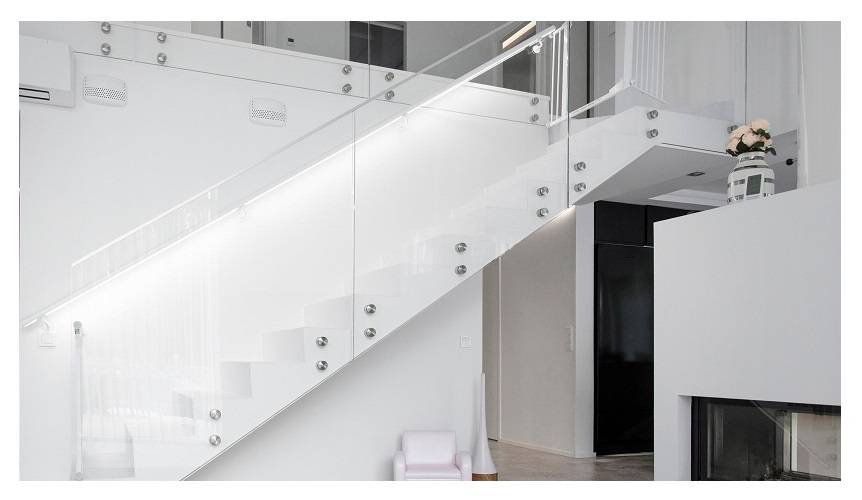 Eclairage de l'escalier - ruban de leds sur la main courante