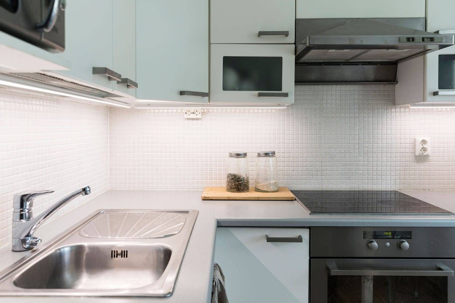 rénovation de l'éclairage avec des rails LED dans la cuisine