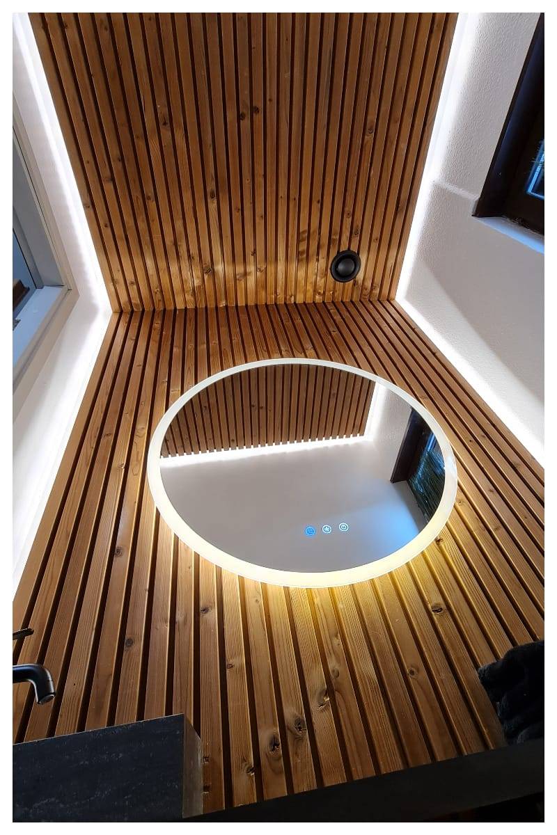 miroir lumineux sur le mur