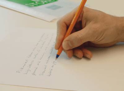 Une bonne lampe de travail ne crée pas d'ombres sur le papier.