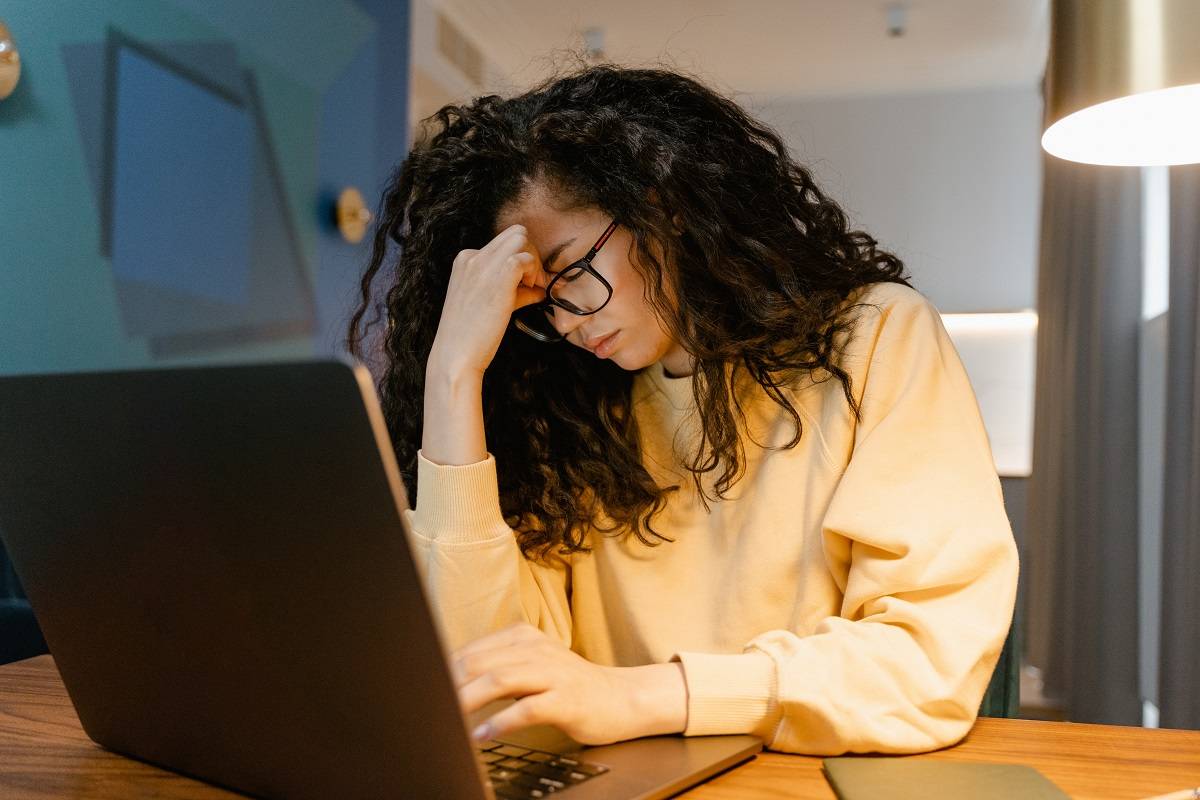 Des yeux fatigués au poste de travail