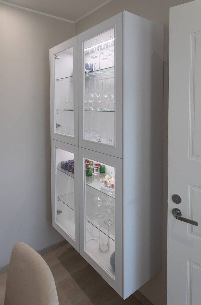Présenter l'éclairage led avec les lumières allumées dans l'armoire