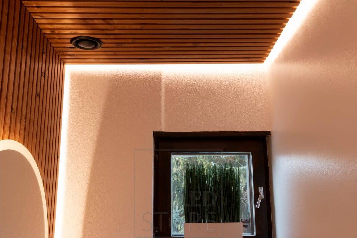 Une bande LED derrière le rebord des toilettes crée une lumière indirecte atmosphérique. Ledstore.fi 