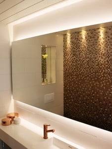 bandes lumineuses et spots à led dans la salle de bain