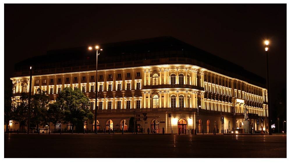 Varsovie, Voïvodie de Mazovie, Pologne hôtel illuminé la nuit