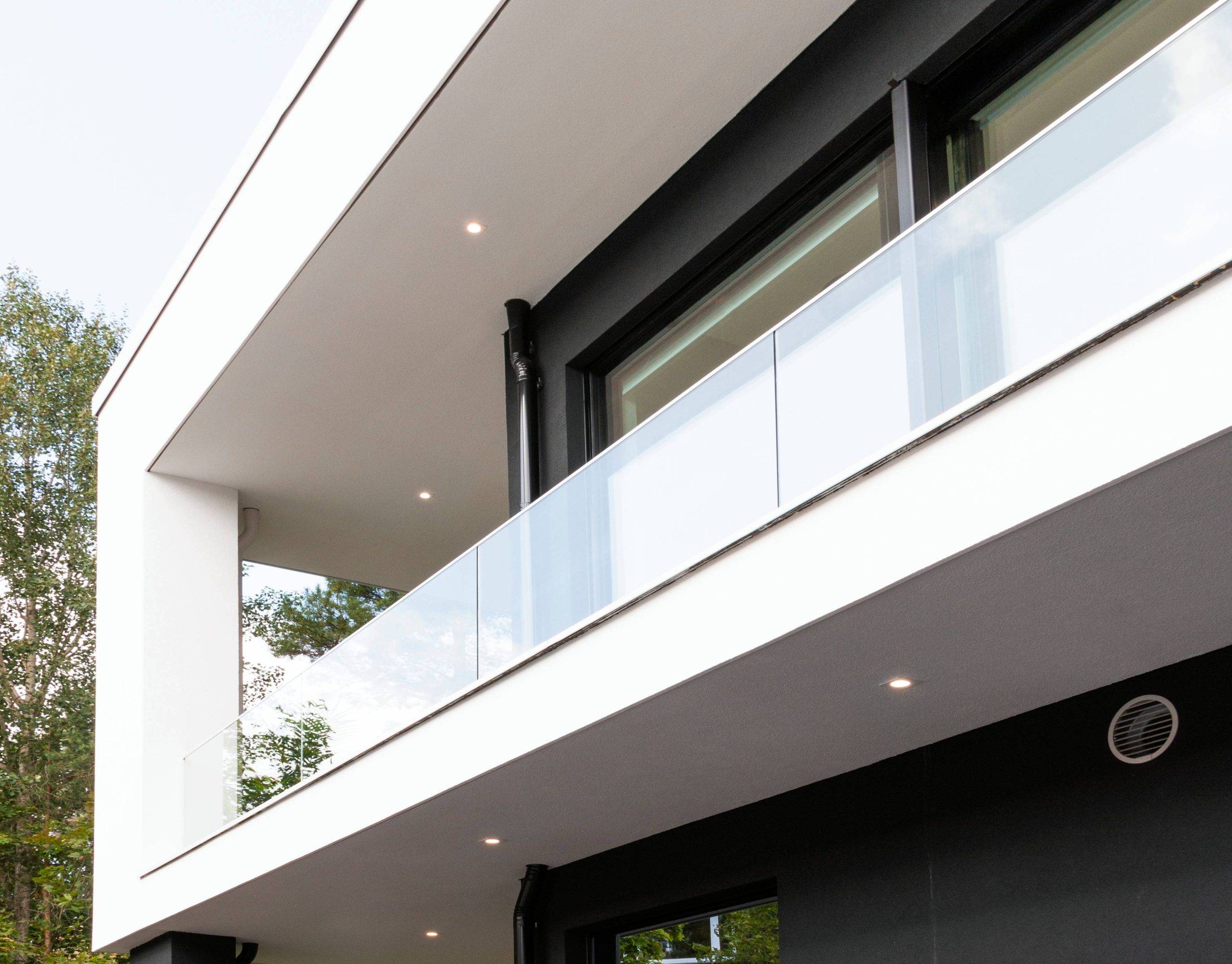 Dans la boutique en ligne LedStore.fi, vous trouverez de superbes solutions d'éclairage LED qui confèrent un aspect moderne à l'extérieur d'un bâtiment de deux étages. Le design minimaliste est mis en valeur par des effets LED sur les grandes fenêtres et le balcon en verre. L'élégant mélange de surfaces blanches et gris foncé de la structure crée un magnifique contraste de température avec la verdure sous un ciel clair.