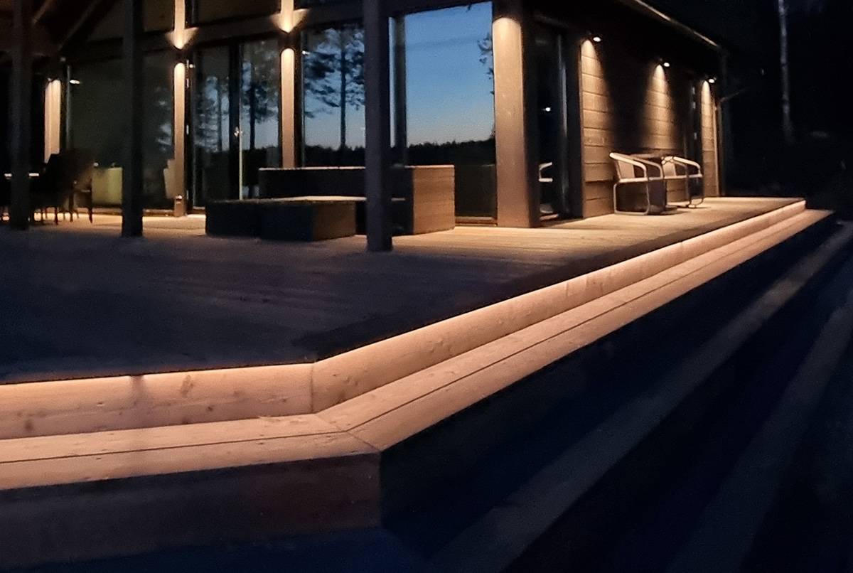 L'escalier peut être séparé visuellement de la surface de la terrasse par une bande lumineuse LED.