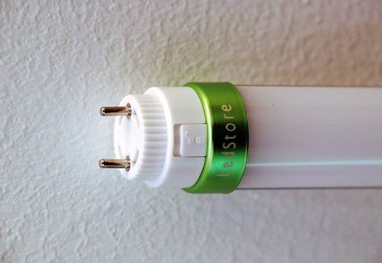 Gros plan du tube LED d'un côté, montrant deux broches métalliques et le logo LedStore.fi.