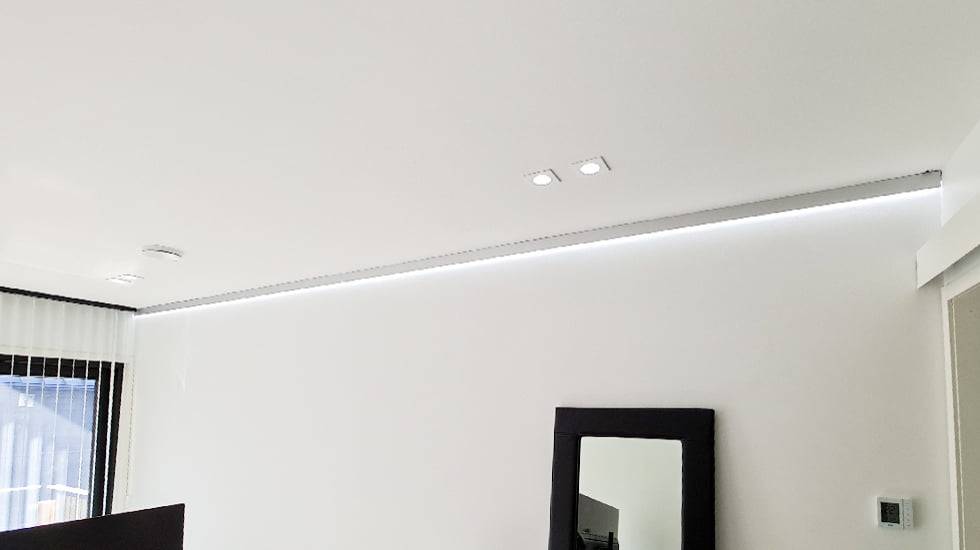Lumière indirecte à la limite plafond-mur avec de la lumière blanche froide.