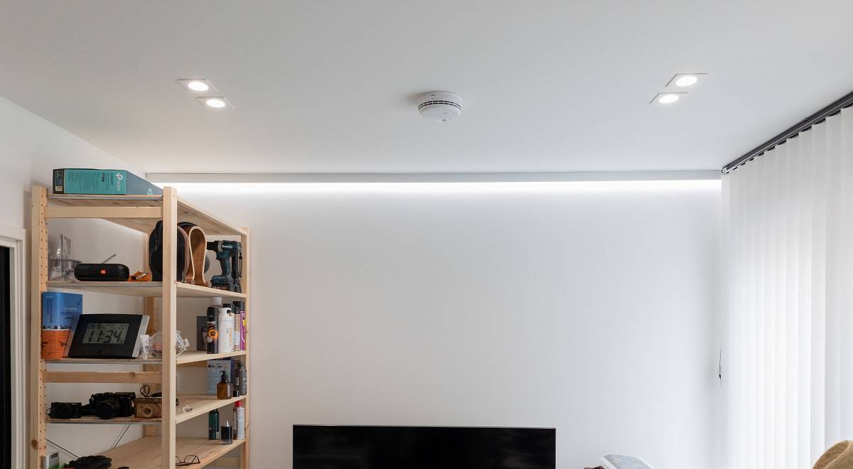 Lumière indirecte au plafond dans l'étude