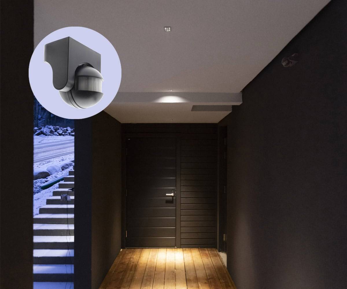 Les luminaires encastrés sont contrôlés par un interrupteur de mouvement et un gradateur.